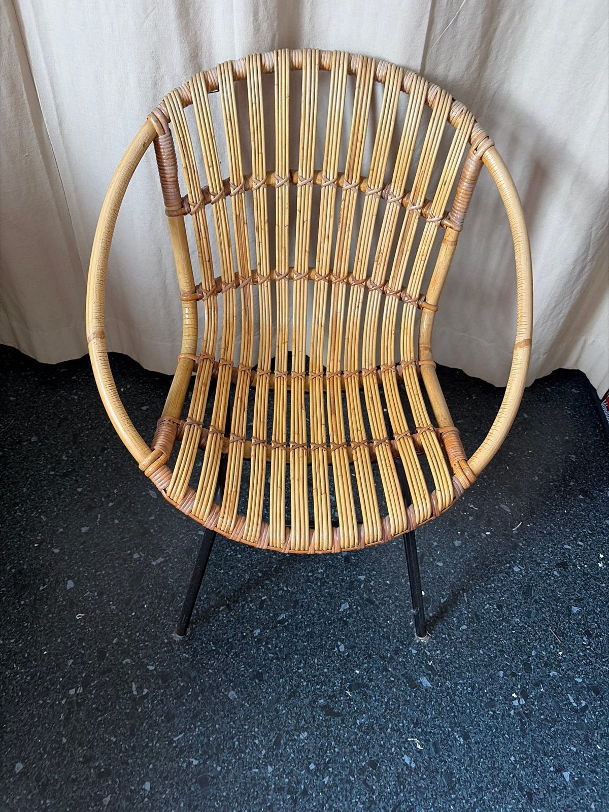 Vintage rotan stoel met metalen poten, Huis en Inrichting, Stoelen, Ophalen, Gebruikt, Overige kleuren, Riet of Rotan