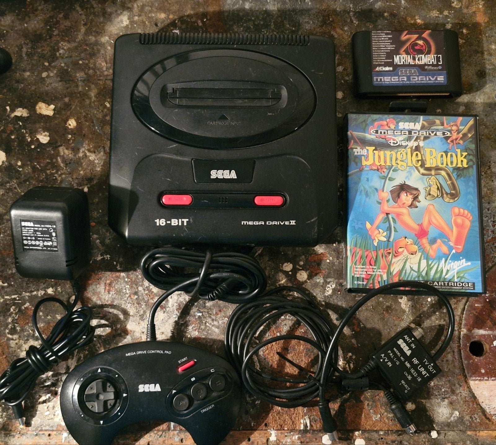 Sega Mega Drive II met 2 games en 1 controller, Spelcomputers en Games, Mega Drive, Ophalen of Verzenden, Met 1 controller, Gebruikt