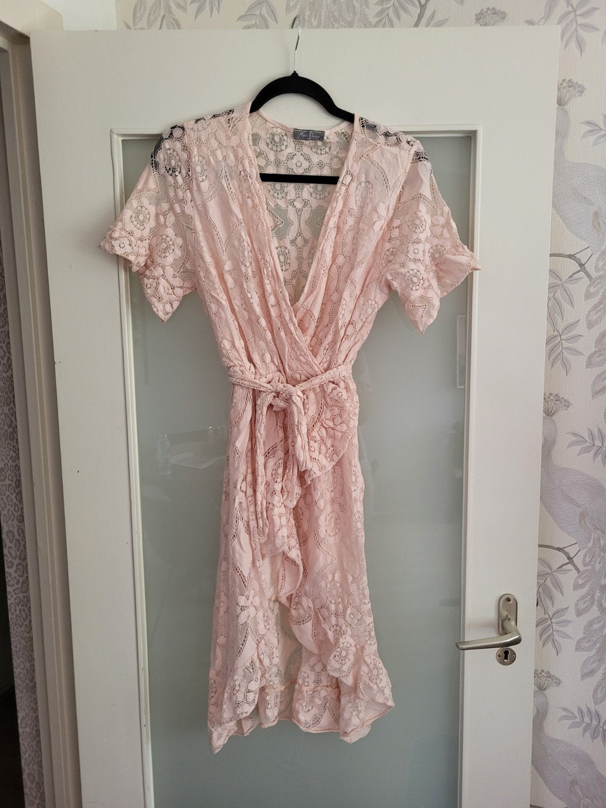 Monte Rosso Roze Kanten Jurk S/M - Asymmetrisch met Strik, Kleding | Dames, Ophalen of Verzenden, Zo goed als nieuw, Roze, Boven de knie