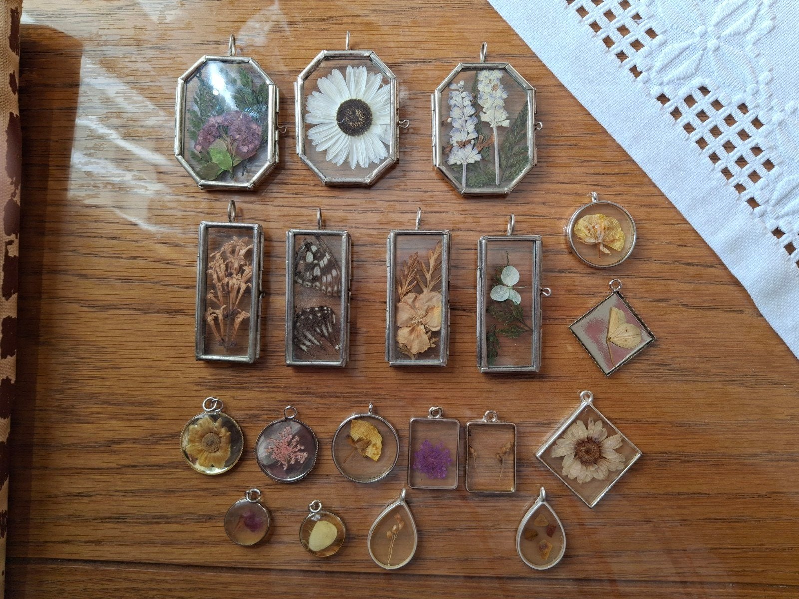 Verzameling gedroogde bloemen en vlinders in hangers, Sieraden, Tassen en Uiterlijk, Ophalen of Verzenden, Gebruikt