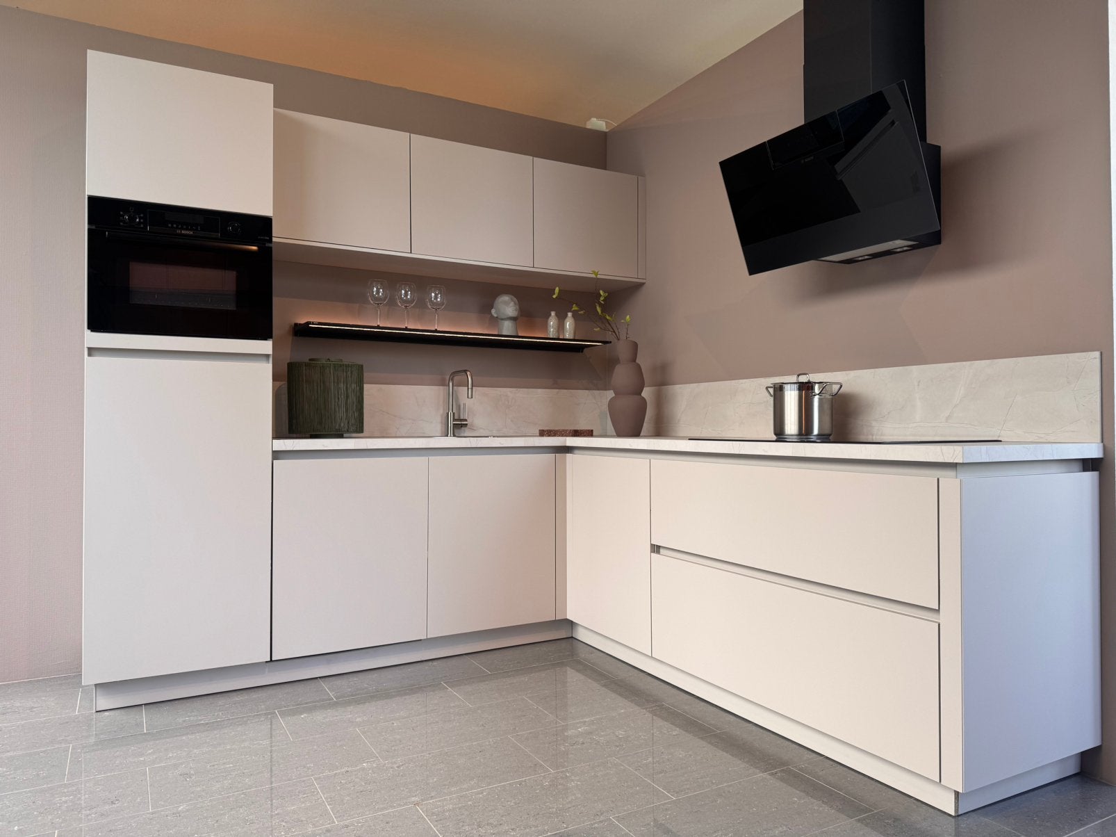 Showroomkeuken Migot | zandgrijs | 251x250 | compleet, Ophalen, Hoekkeuken, Zo goed als nieuw, Grijs