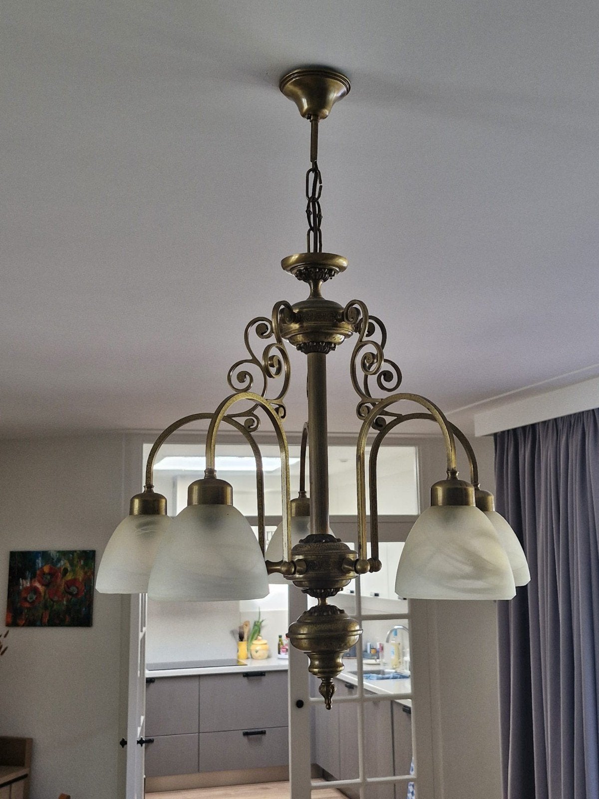 Klassieke bronzen hanglamp met 5 glazen kappen, Ophalen, E14 (klein), Zo goed als nieuw, Glas