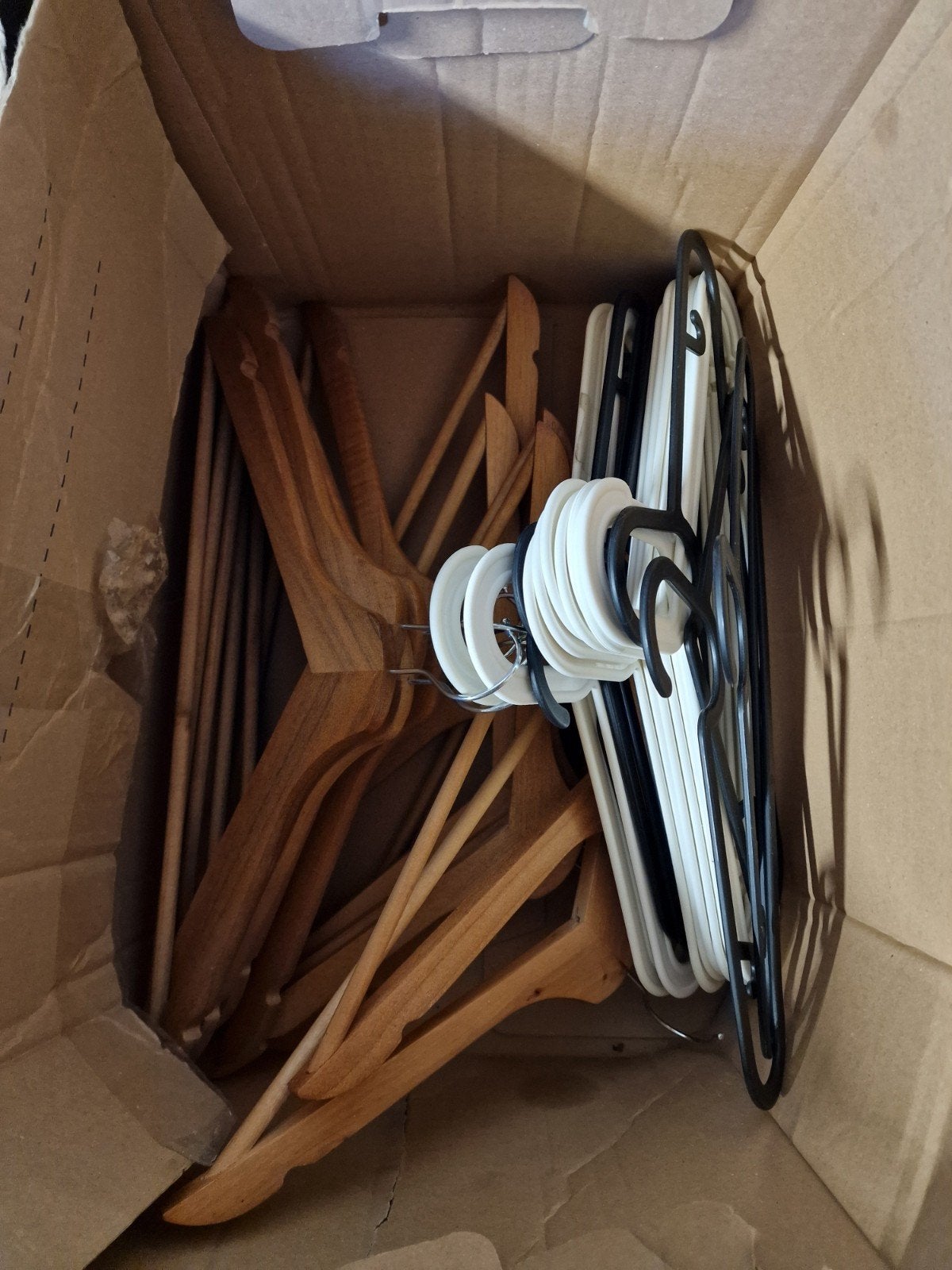 Diverse kledinghangers: hout en plastic, Ophalen