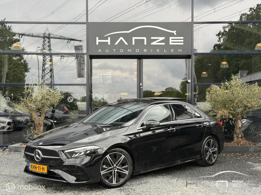Mercedes A-klasse A180 AMG Line|ACC|Pano|Sfeer|Facelift|360, 136 pk, Gebruikt, Euro 6, Zwart