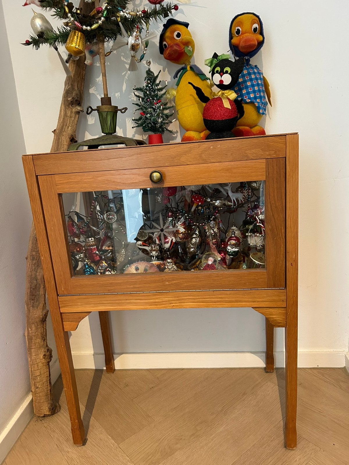 Antiek houten theekastje, vitrine kastje geslepen glas, Antiek en Kunst, Ophalen