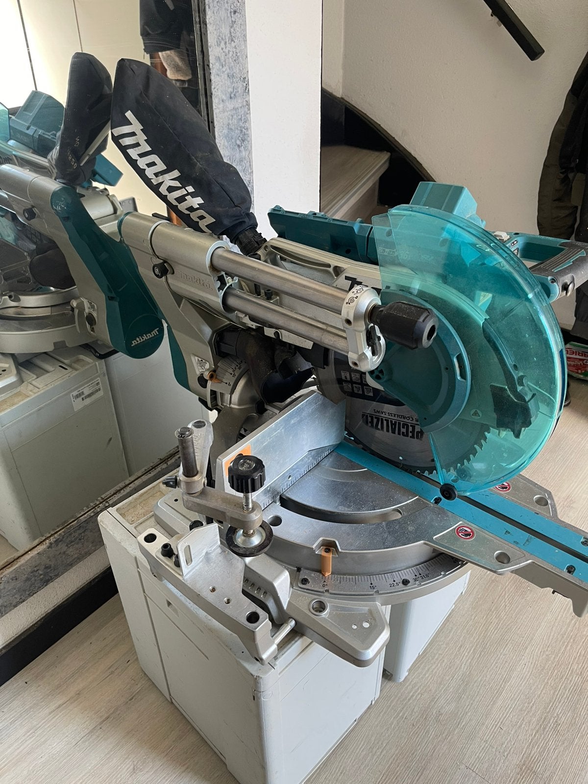 Makita DLS211 accu afkortzaag 305mm, Ophalen, 70 mm of meer, Zo goed als nieuw, Afkortzaag