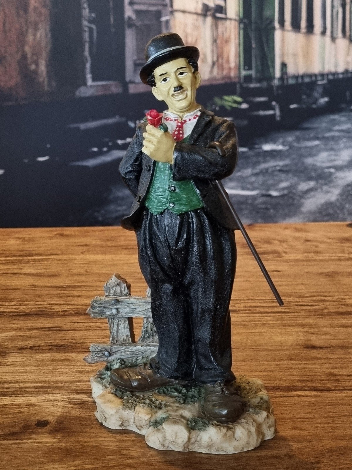 Beeldje Charlie Chaplin met roos, Ophalen of Verzenden, Zo goed als nieuw, Mens