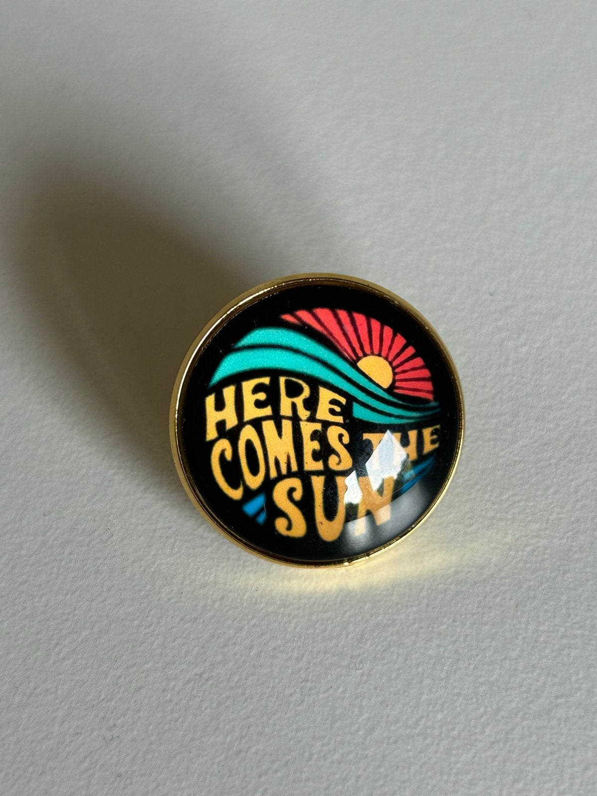 Pin 'Here Comes The Sun' - Vrolijke Zomerse Speld, Ophalen of Verzenden, Nieuw, Overige onderwerpen, Speldje of Pin