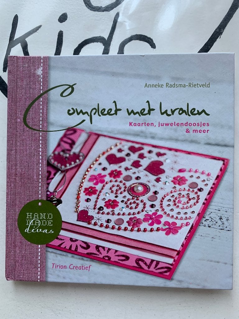 Boekje: Kaarten maken met kralen - Creatieve spullen, Hobby en Vrije tijd, Ophalen of Verzenden, Zo goed als nieuw, Overige thema's
