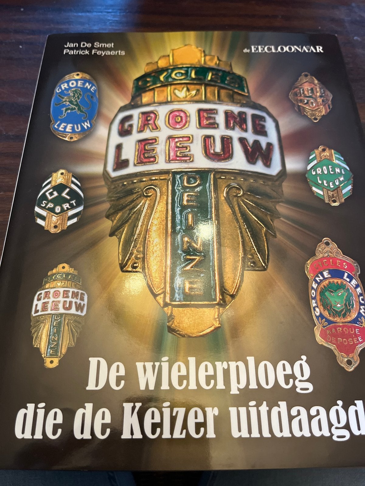De wielerploeg die de Keizer uitdaagde - Groene Leeuw, Ophalen of Verzenden, Nieuw, Lopen en Fietsen