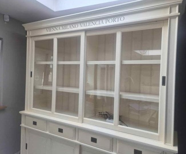 Foto 3 van Mooi dressoir met vitrinekast - crème/wit