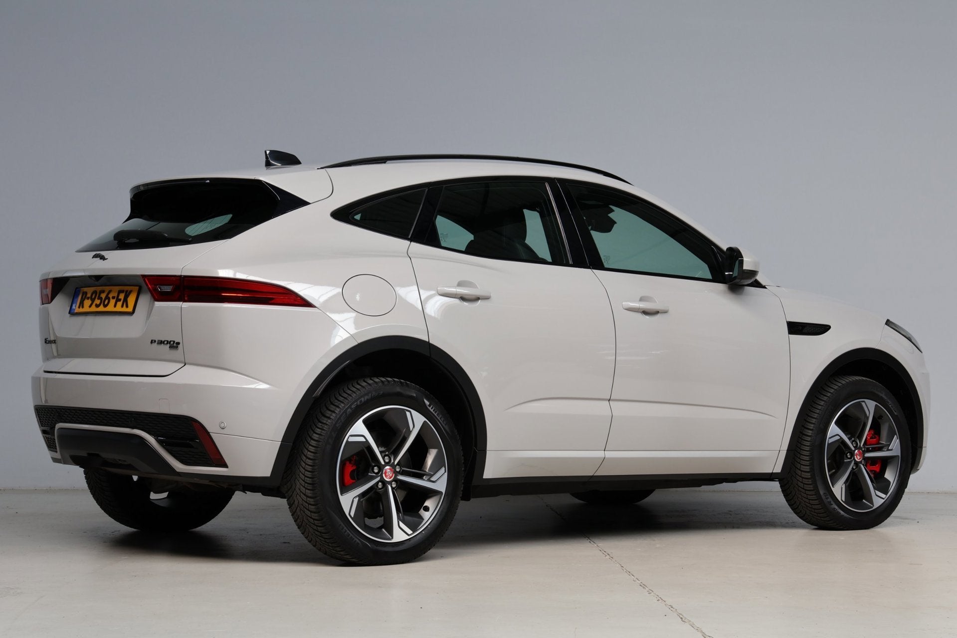 Jaguar E-PACE 1.5 P300e AWD R-Dynamic HSE Black Optiek | pan, Auto's, Automaat, Dealer onderhouden, Bedrijf, Hybride Elektrisch/Benzine