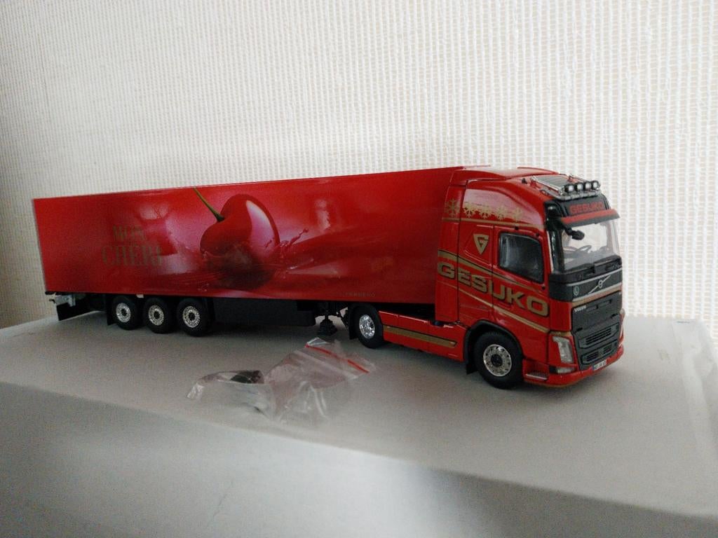 Tekno Volvo FH04 Globetrotter Gesuko  met oplegger Mon Cheri, Ophalen of Verzenden, Nieuw, Bus of Vrachtwagen, Tekno