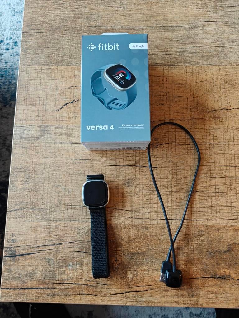 Fitbit Versa 4, Ophalen, Gebruikt, Zwart, Fitbit