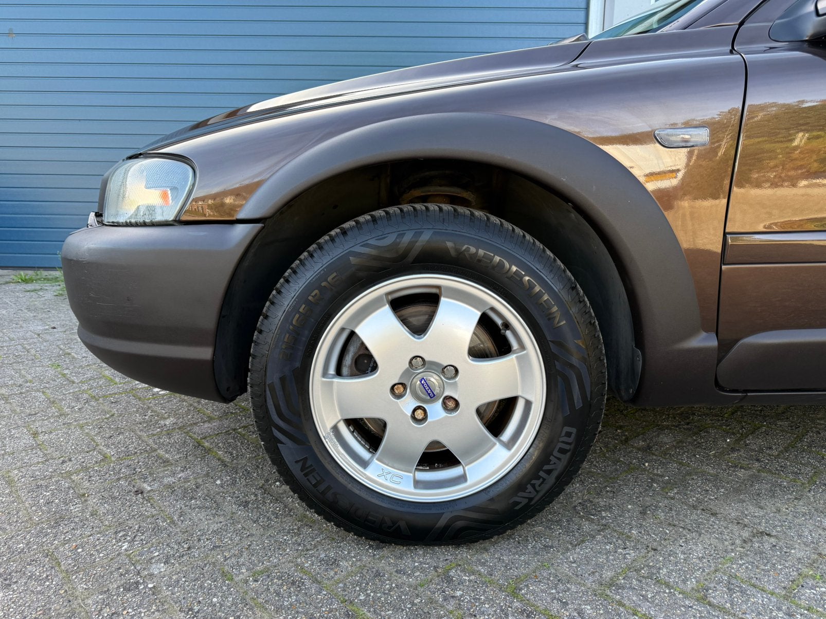 Volvo V70 2.4 T XC Geartronic Comfort 4WD - 1ste eigenaar, Auto's, Dealer onderhouden, 1800 kg, Zwart, Bruin