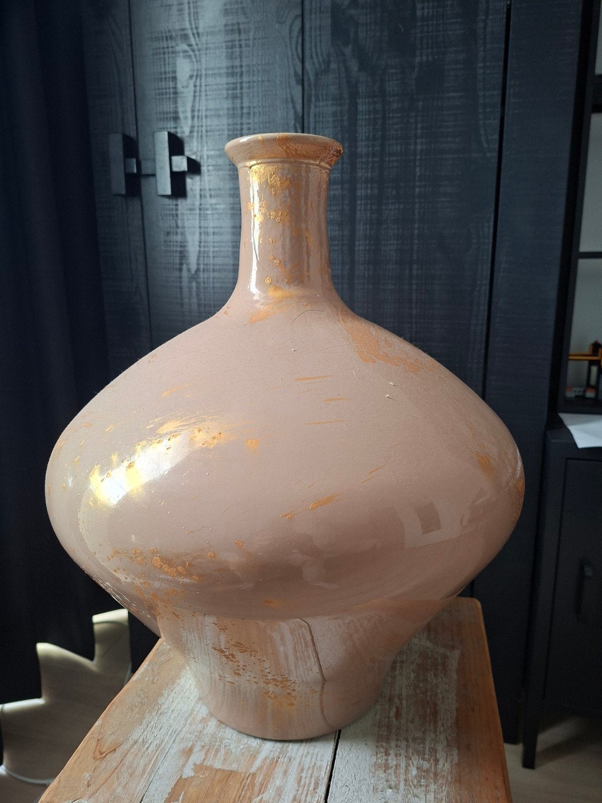 Mooie decoratieve vaas beige/roze met goude accenten, Ophalen, Zo goed als nieuw, Overige kleuren