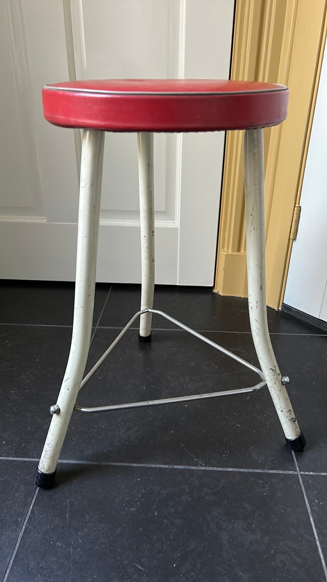 Retro Brabantia kruk. Beige poten  met rode zitting., Ophalen of Verzenden, Gebruikt, Staal