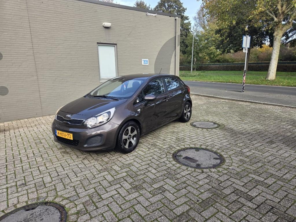 Kia Rio 1.2 I 5DRS 2013 Bruin | dealer onderhouden, 40 €/maand, Zwart, 4 cilinders, Bruin