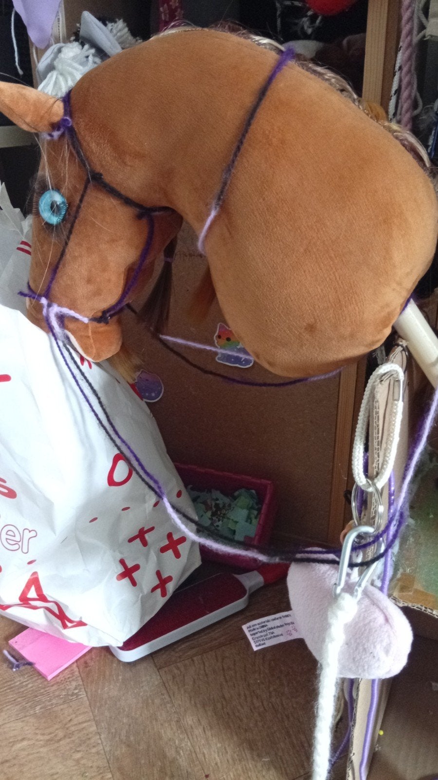 Hobbyhorse / Stokpaardje - Bruin met paarse teugels, Kinderen en Baby's, Speelgoed | Overig, Ophalen of Verzenden, Gebruikt, Jongen of Meisje