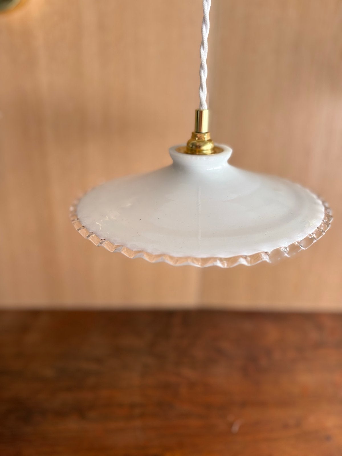 Vintage franse Opale Melkglas met Gekartelde rand kapjes, Antiek en Kunst, Ophalen