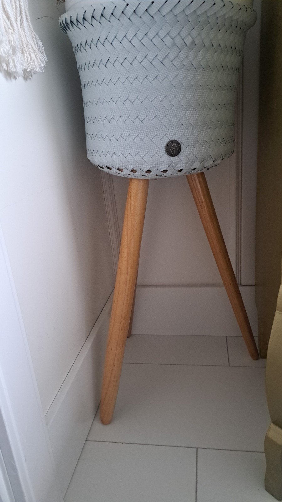 Handed By plantenbak met houten poten, Tuin en Terras, Bloembakken en Plantenbakken, Zo goed als nieuw, Kunststof, Binnen, Balkon