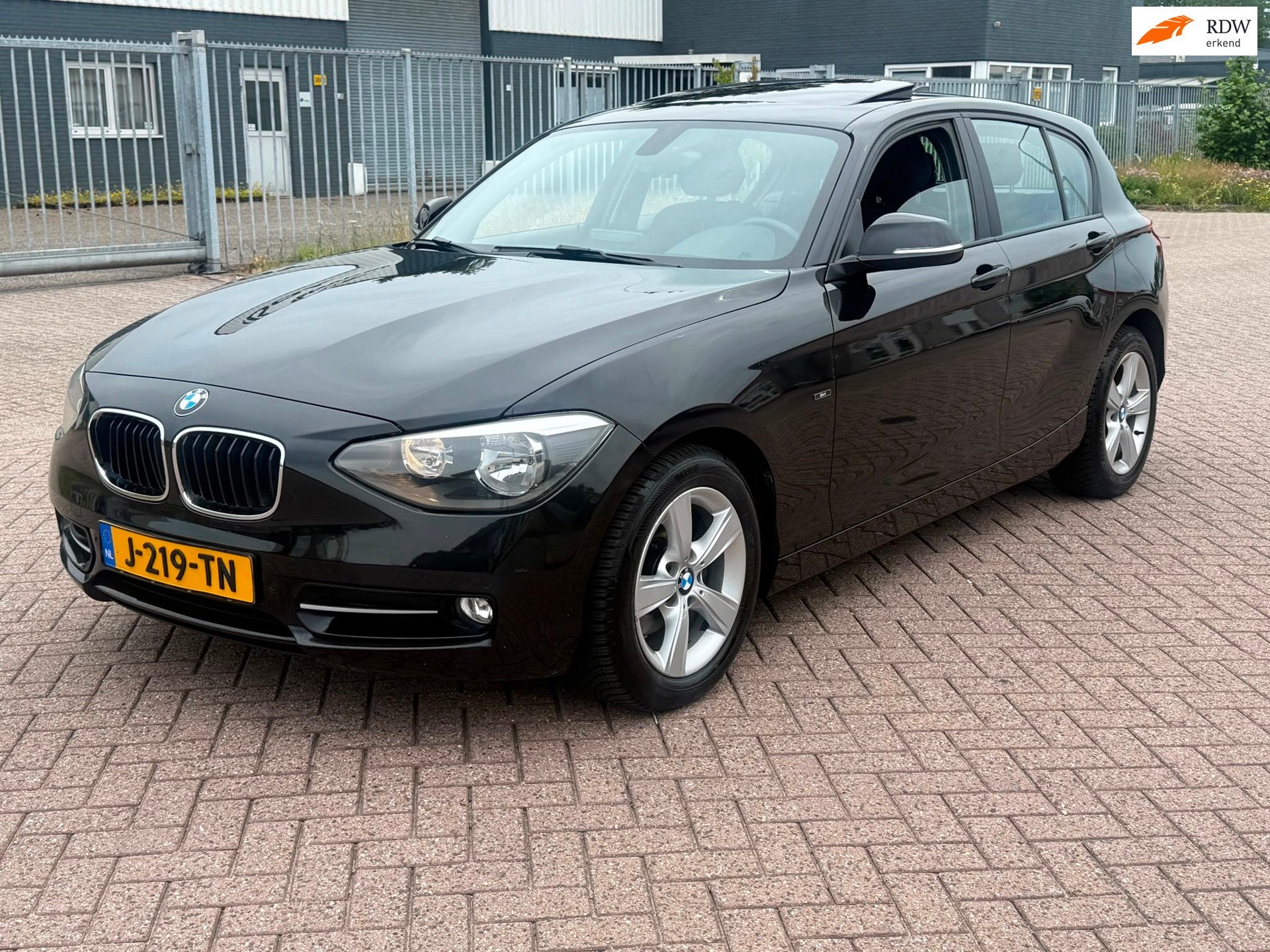 BMW 1-serie 116i Business+ Limited Edition AUTOMAAT, Auto's, Gebruikt, 4 cilinders, Zwart, 650 kg