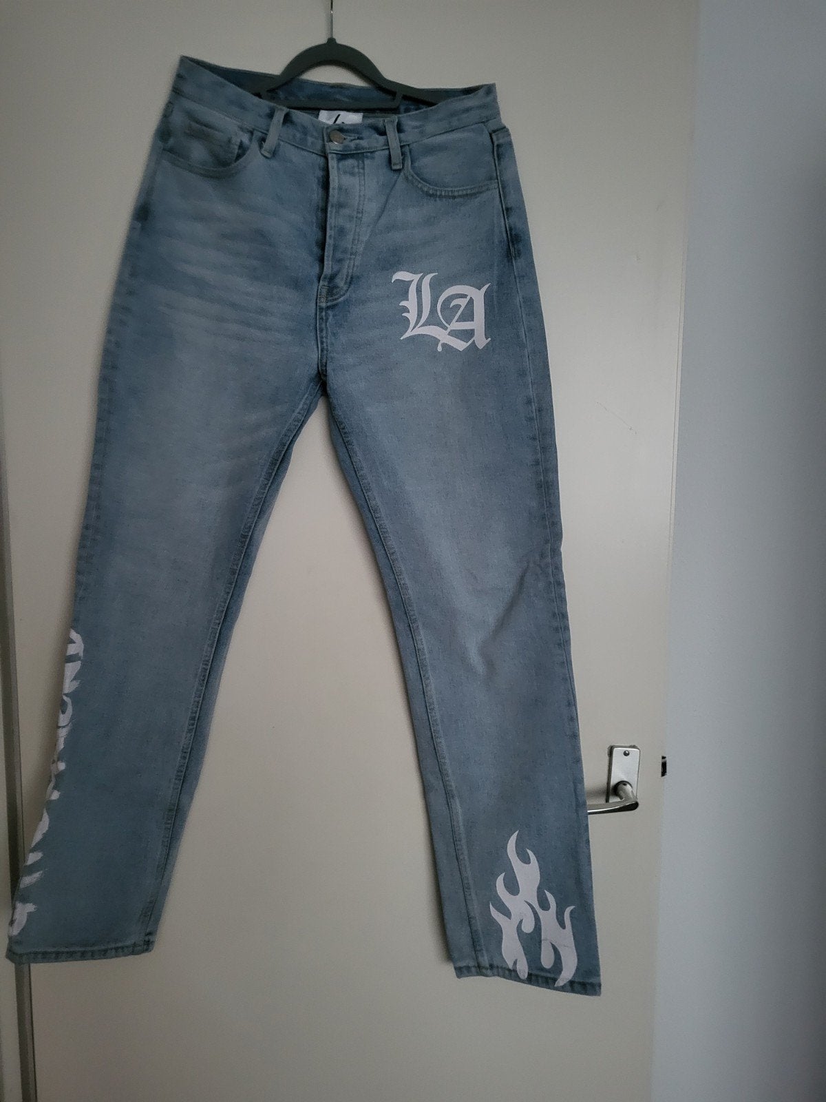 LA Sisters jeans met opdruk - Maat L (valt als M), LA Sisters, Blauw, Ophalen of Verzenden, W30 - W32 (confectie 38/40)