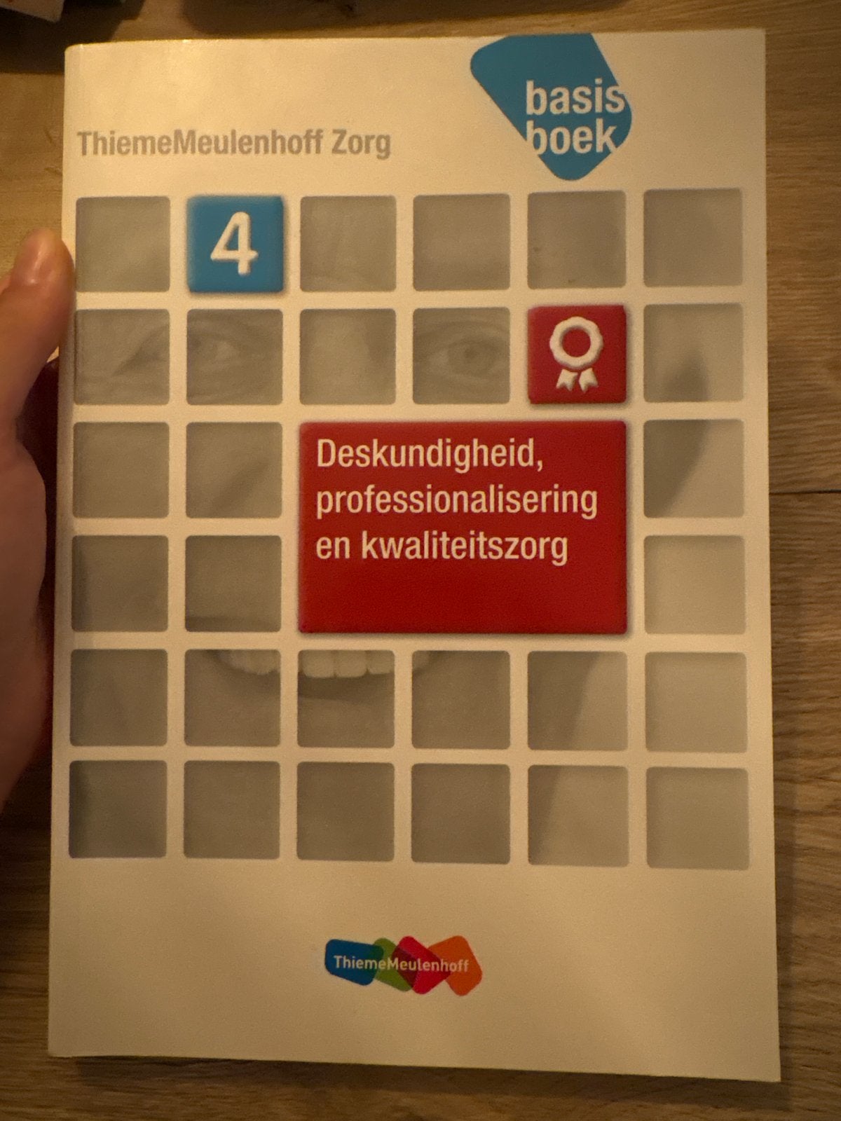 ThiemeMeulenhoff Zorg Basisboek 4: Deskundigheid, Boeken, Studieboeken en Cursussen, Zo goed als nieuw, MBO, Gamma, Ophalen of Verzenden