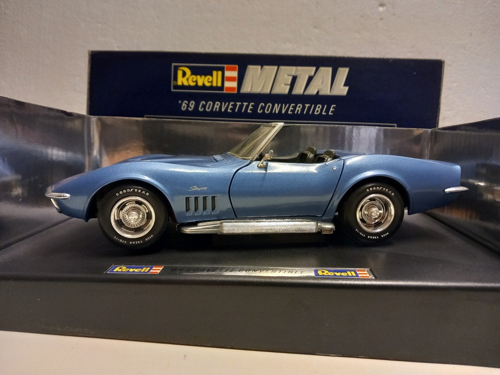 Chevrolet Corvette cabriolet Stingray Revell metal 1:18 KRD, Ophalen of Verzenden, Zo goed als nieuw, Auto, Revell