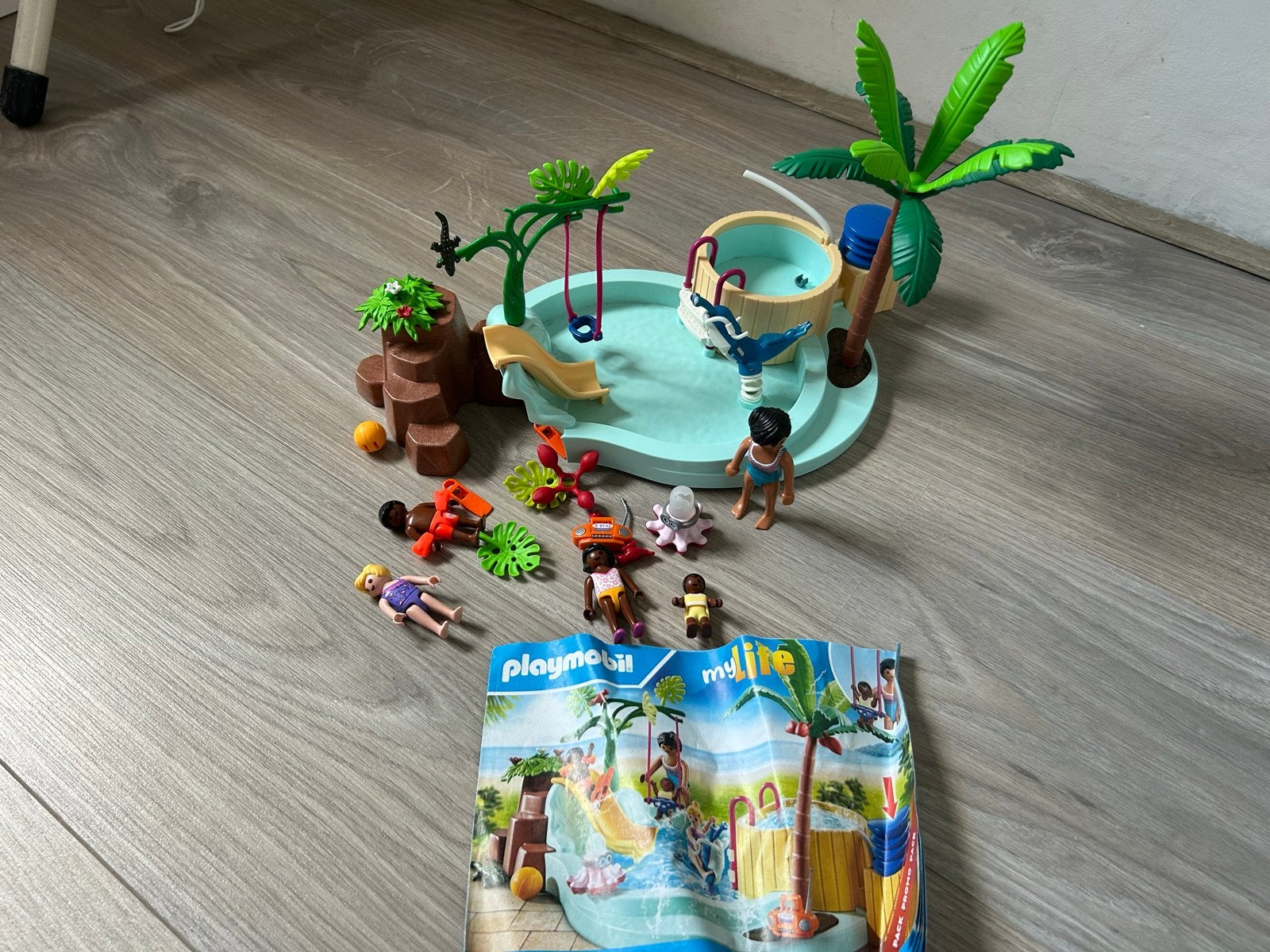 Playmobil My Life Zwembad met glijbaan en figuren, Ophalen of Verzenden, Gebruikt, Jongen of Meisje
