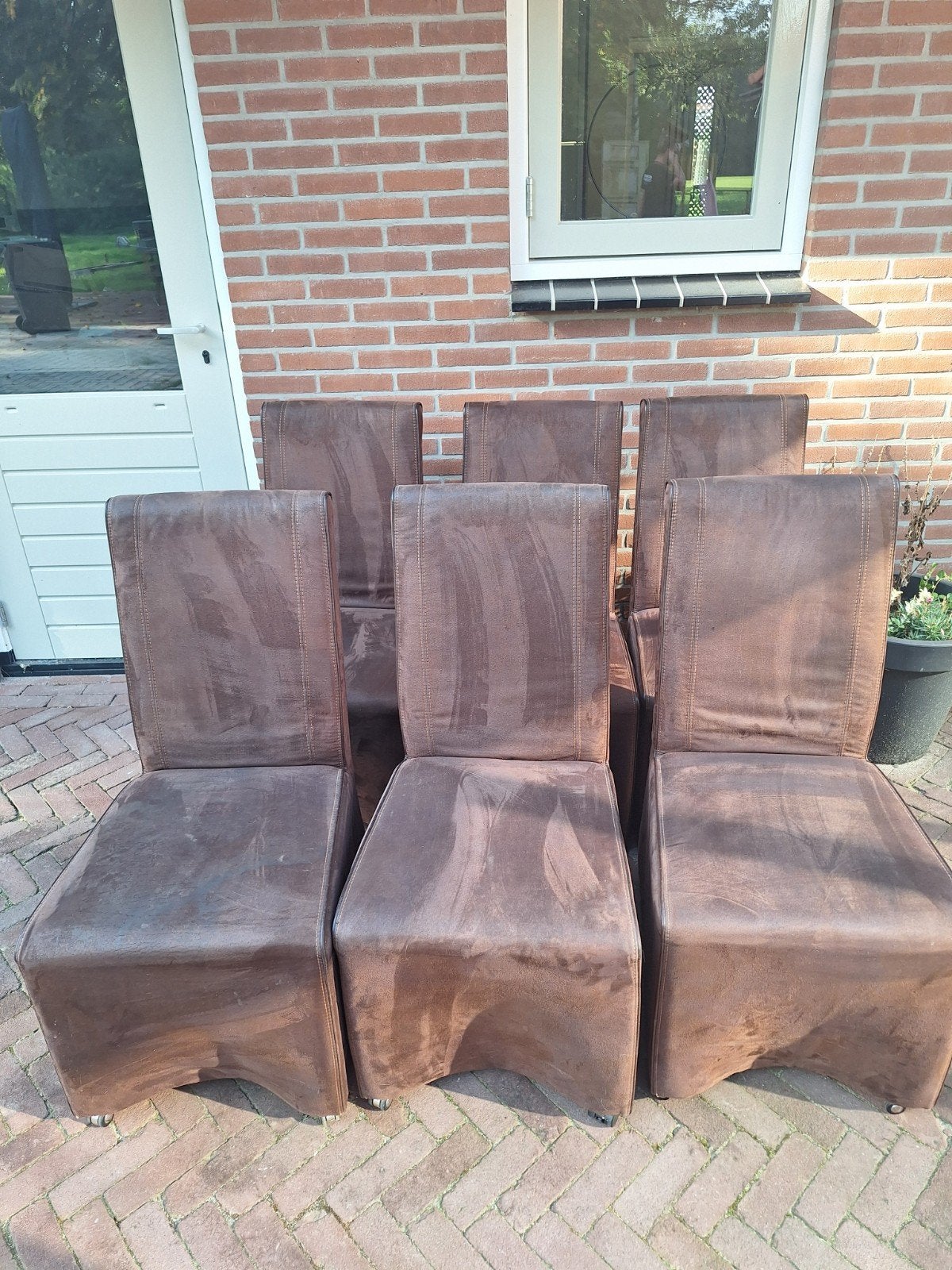 6 gebruikte donkerbruine eetkamerstoelen op wieltjes, Huis en Inrichting, Ophalen, Gebruikt, Bruin, Vijf, Zes of meer stoelen