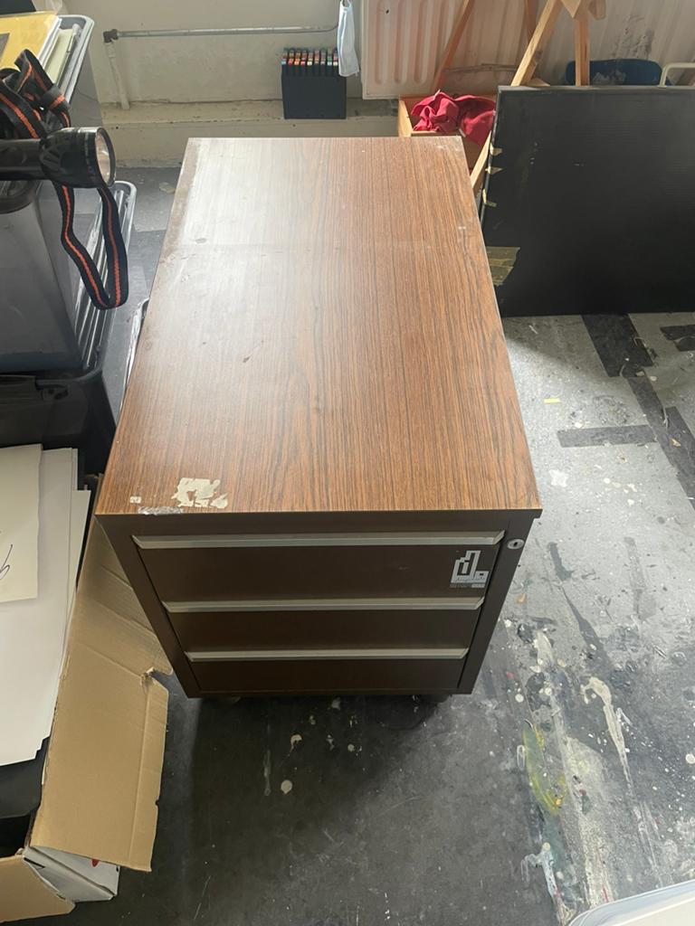 Gratis, grote bruine metalen archiefkast, 58Hx45Bx75D, Huis en Inrichting, Kasten | Roldeurkasten en Archiefkasten, Ophalen, Minder dan 50 cm
