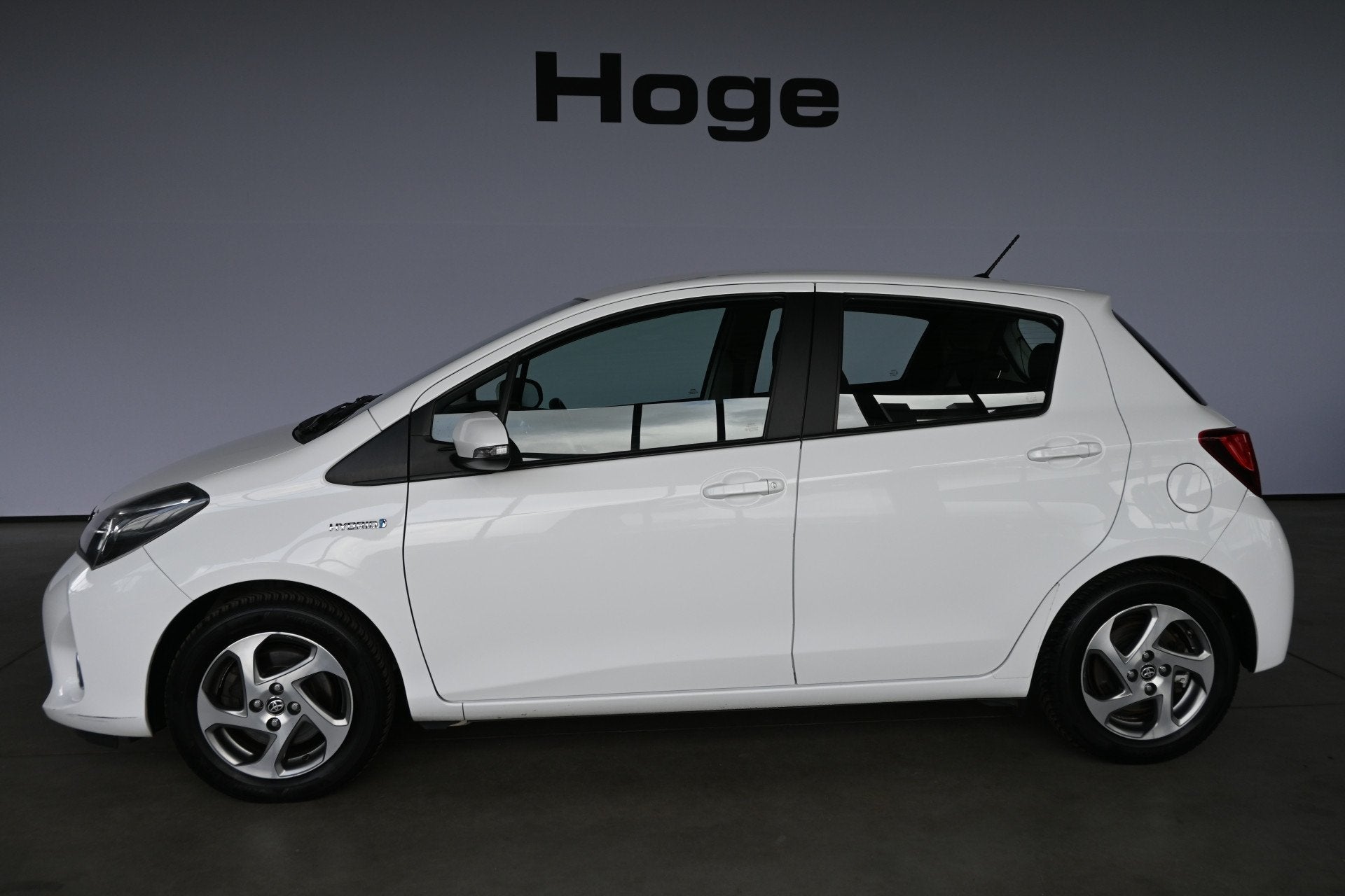 Toyota Yaris 1.5 Hybrid Trend Bi-Tone Clima Navigatie Trekha, Gebruikt, 4 cilinders, Bedrijf, Hybride Elektrisch/Benzine