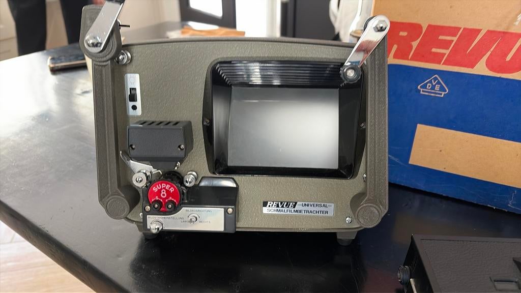 Vintage Super 8 filmkijker met beeldscherm - Revue Universal, Audio, Tv en Foto, Videocamera's Analoog, Ophalen, 8mm, Overige typen