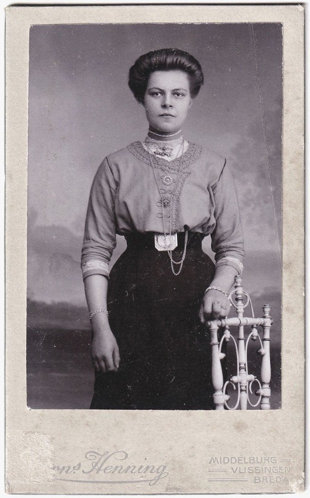 CDV - Vrouw Mooie Kleding Stoel - Foto Henning Middelburg, Gebruikt, Foto, Ophalen of Verzenden, Voor 1940