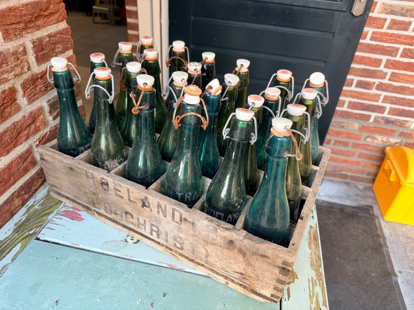 Vintage bierkrat met originele gekleurde flessen, Ophalen of Verzenden