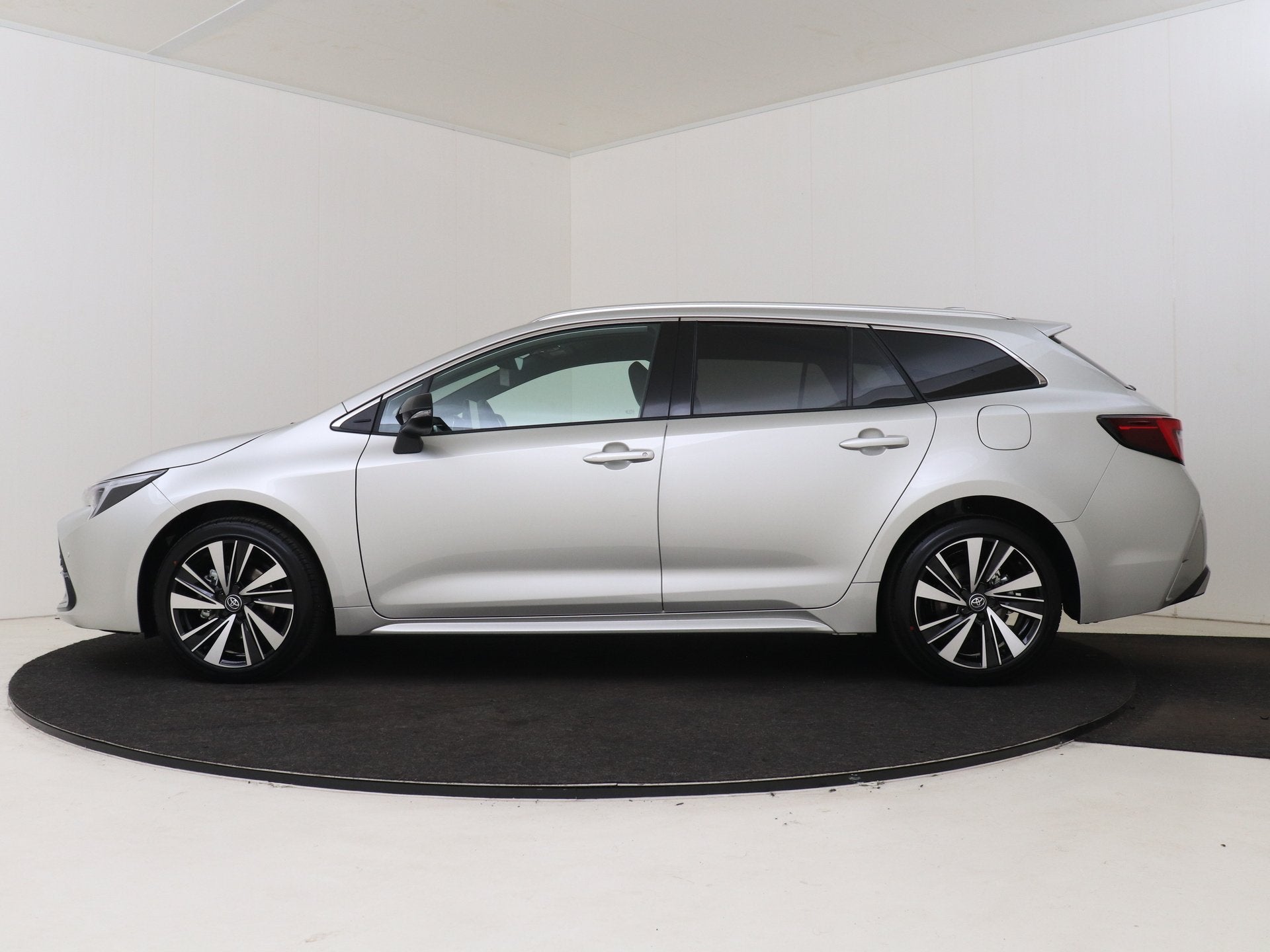 Toyota Corolla Touring Sports Hybrid 140 Dynamic | Navigatie, 12 maanden, Zwart, 4 cilinders, Nieuw