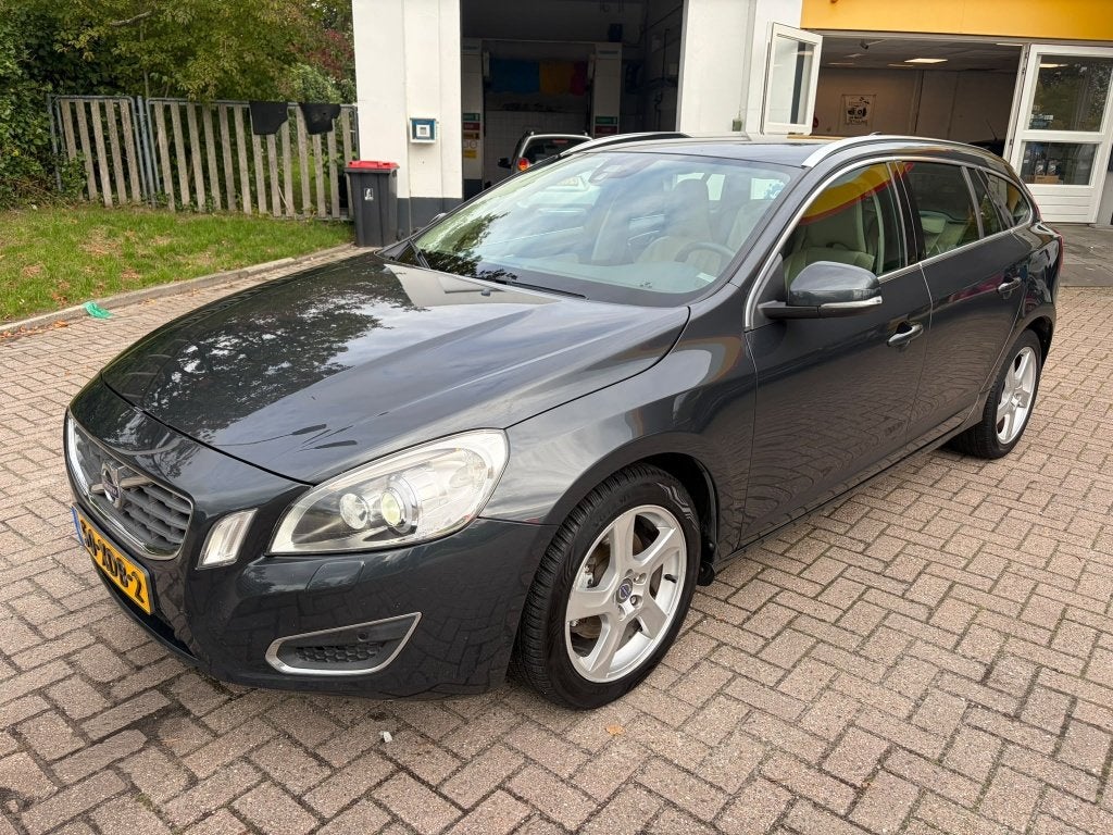 Volvo V60 1.6 T3 150pk (2012) (Leder,Trekhaak, Origineel NL), Voorwielaandrijving, 1596 cc, Beige, 4 cilinders
