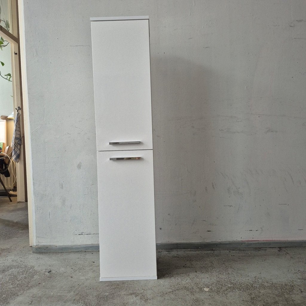Witte badkamerkast met glazen planken - 137 cm hoog, Huis en Inrichting, Ophalen, (Half)hoge kast, Minder dan 50 cm, Gebruikt