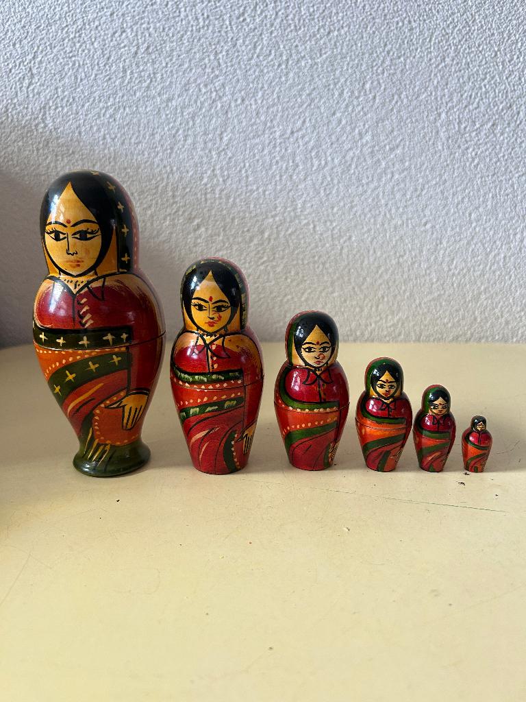 Vintage 6 Matroesjka Indiase vrouw poppen, Antiek en Kunst, Houtsnijwerk, Minder dan 20 cm, Ophalen of Verzenden, Hout