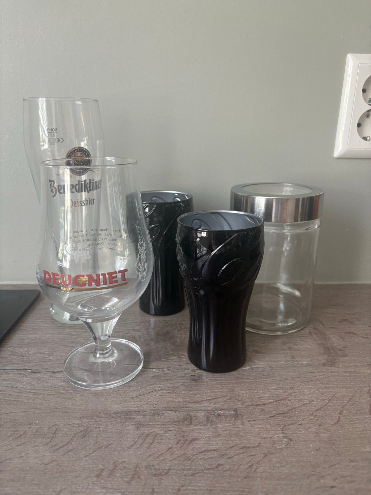 Diverse glazen: bier, frisdrank en voorraadpot, Ophalen