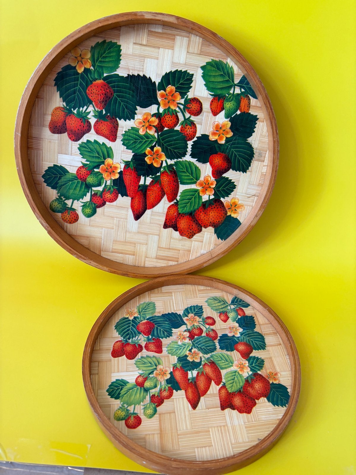 Vintage gevlochten bamboe dienbladen Aardbei- perfecte staat, Verzenden, Zo goed als nieuw, Rond, Overige materialen