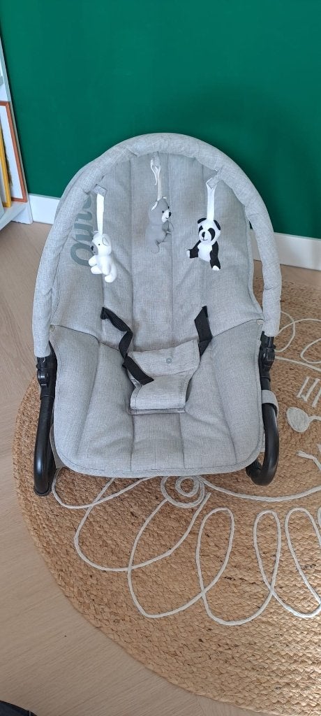 Qute wipstoel grijs met speelboog, Kinderen en Baby's, Gebruikt, Wipstoel, Met gordel(s) of riempje(s), Ophalen