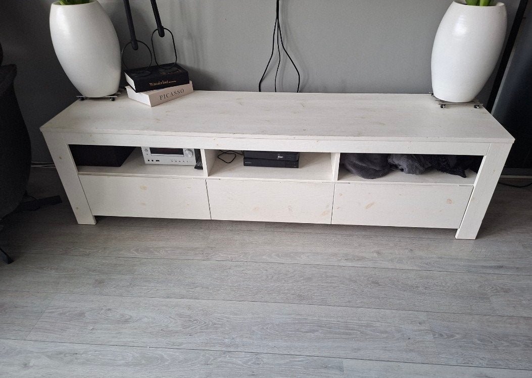 Woood tv kast / meubel
wit

Het meubel heeft drie lades en d, Huis en Inrichting, Kasten | Televisiemeubels, Ophalen, 25 tot 50 cm