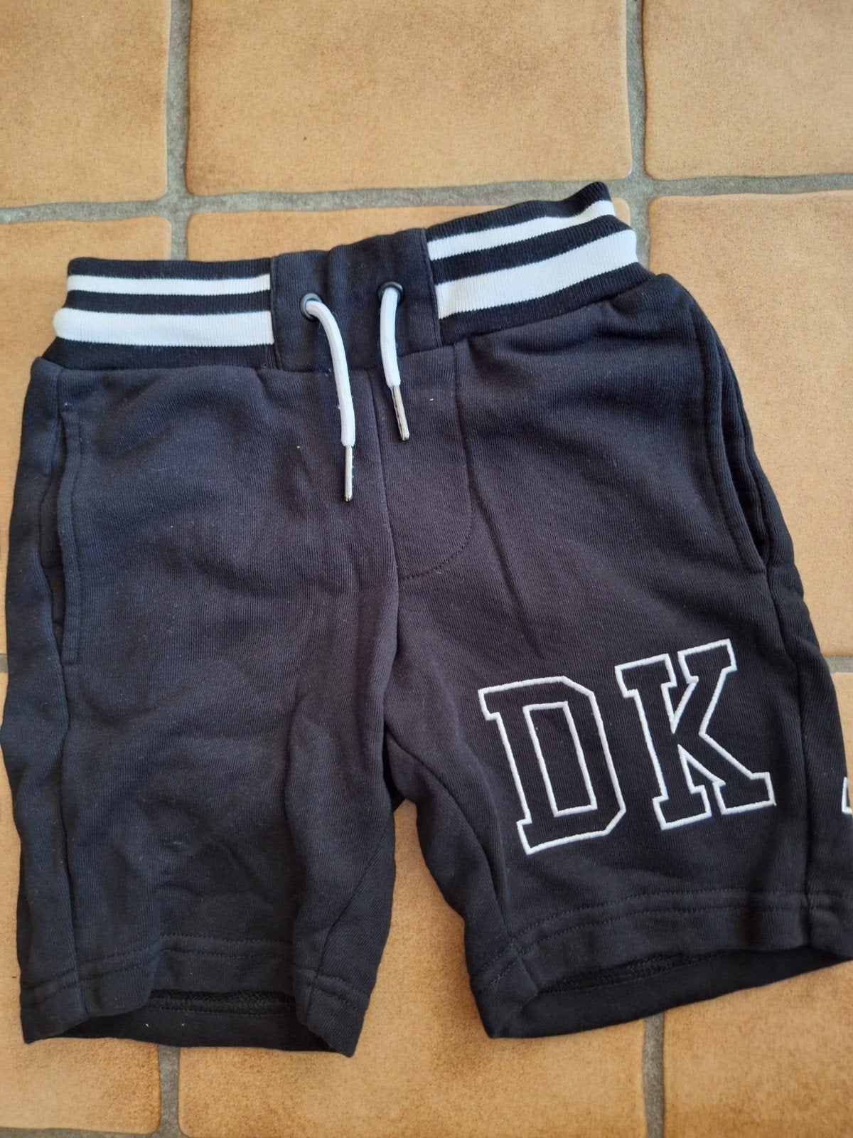 nieuwe DKNY korte broek maat 110, Broek, Nieuw, Ophalen of Verzenden, Jongen