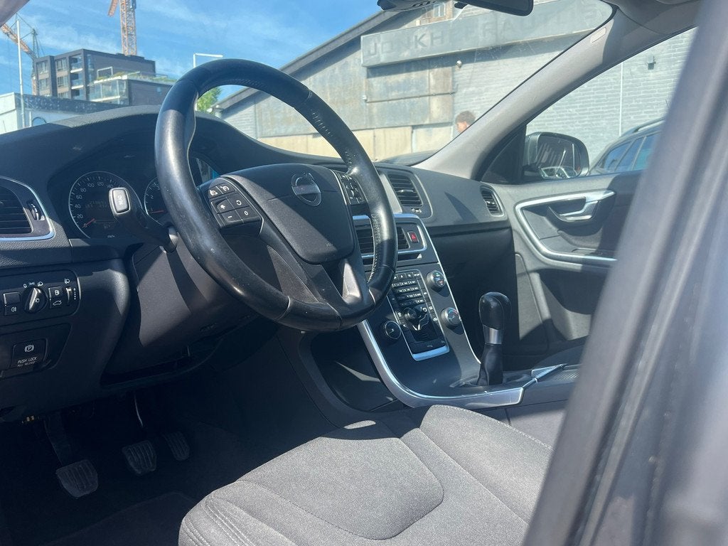 Volvo V60 1.6 T3 Kinetic- Savile Grey Metallic - NAV - Cruis, Auto's, Voorwielaandrijving, Gebruikt, Zwart, 4 cilinders