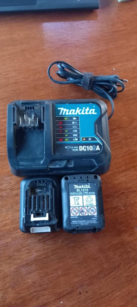 Makita lader met 2 accu's 10.8v (DC10SA BL1015), Doe-het-zelf en Verbouw, Gereedschap | Machine-onderdelen en Toebehoren, Ophalen of Verzenden