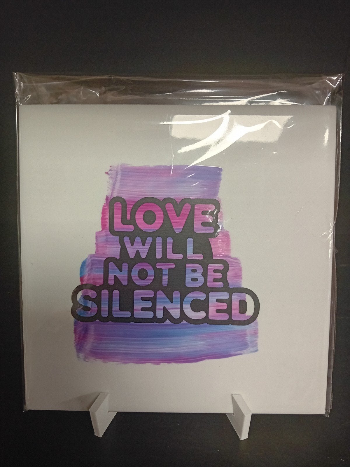 Decoratieve tegel: "Love Will Not Be Silenced", Meerkleurig, Nieuw, Ophalen of Verzenden, Modern