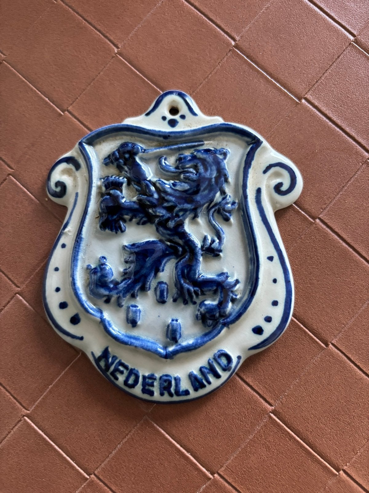 Delftsblauwe plaquette met Nederlands wapen, Ophalen of Verzenden