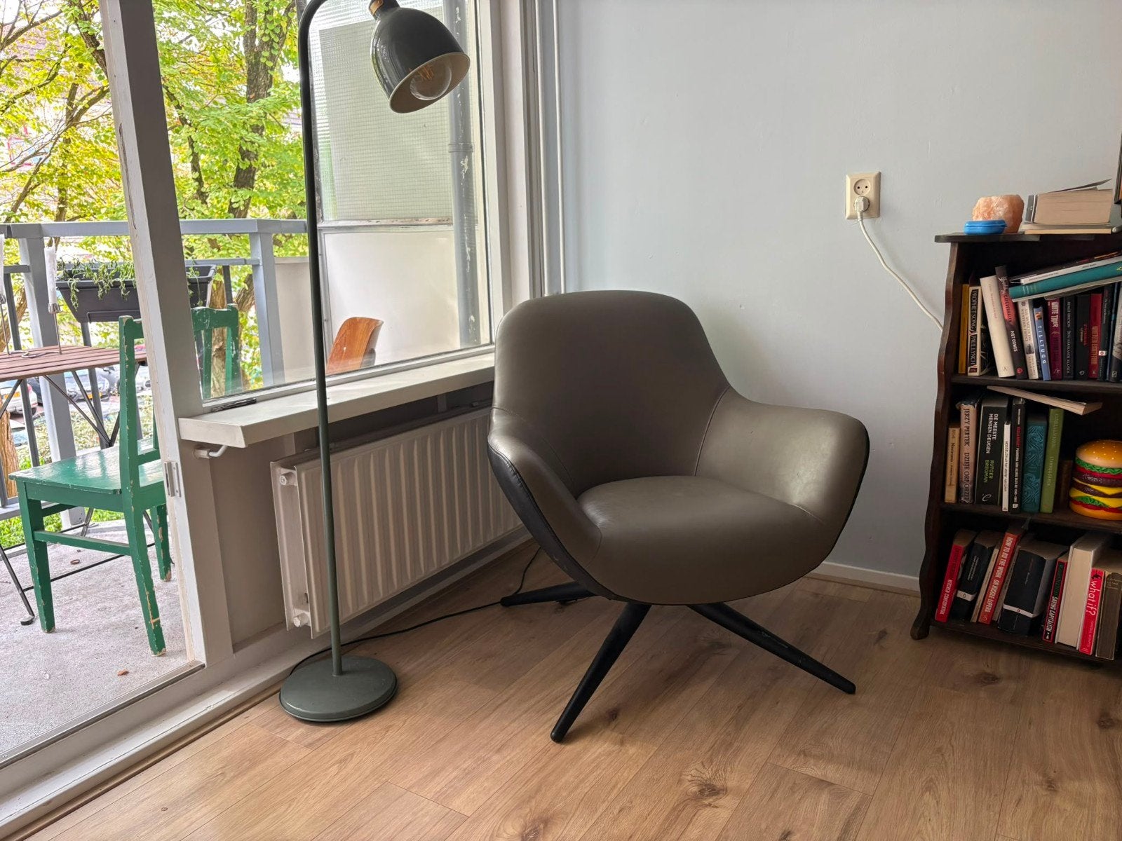 Comfortabele fauteuil - Grijs leer met draaivoet, Huis en Inrichting, Stoelen, Gebruikt, Leer, Ophalen of Verzenden, Eén